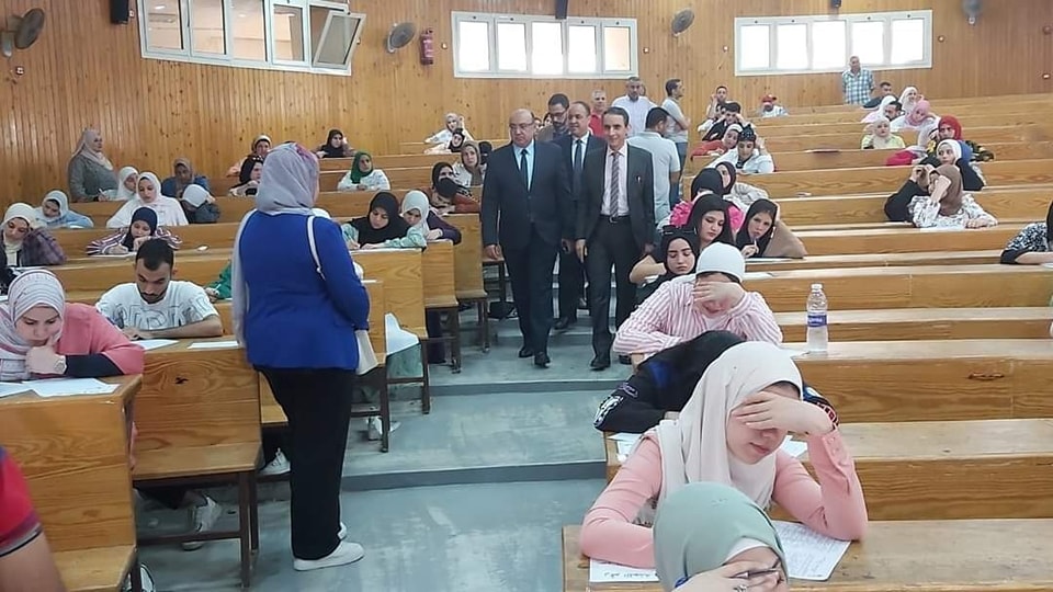 نائب رئيس جامعة المنصورة يتفقد سير الامتحانات بكلية الآداب