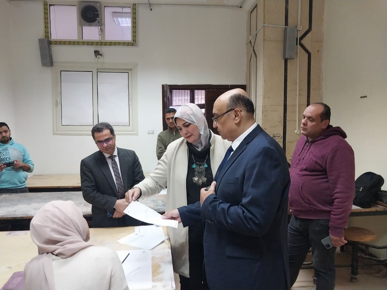 متابعة امتحانات الفصل الدراسي الثاني بكليات الهندسة والفنون الجميلة والطب البيطري