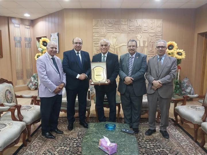 تكريم أكاديمي لرمز من رموز التعليم الجامعي بجامعة المنصورة